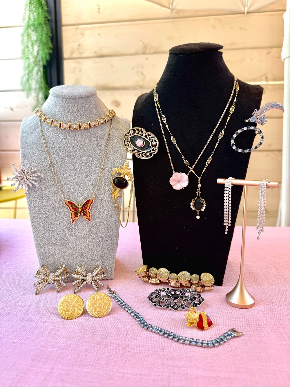 Vintage Jewelry lot 16 pieces|JOMAZ Avon Sarah Coventry|brooches Necklaces